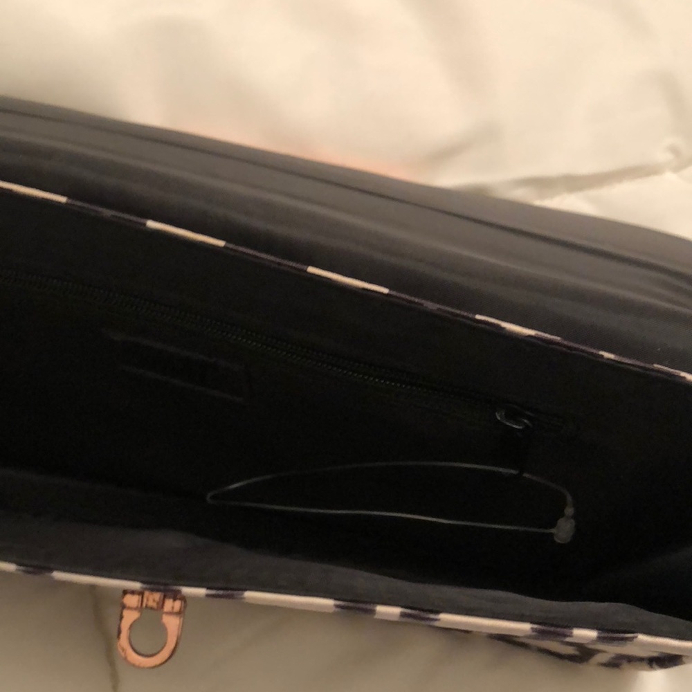 Beautiful patterned clutch - Picture 2 of 3